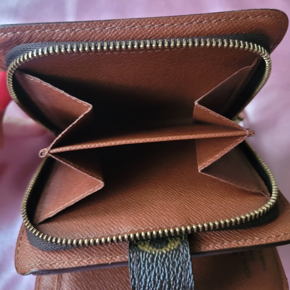 LV Wallet (AUTHENTIC) - Picture 15 of 16